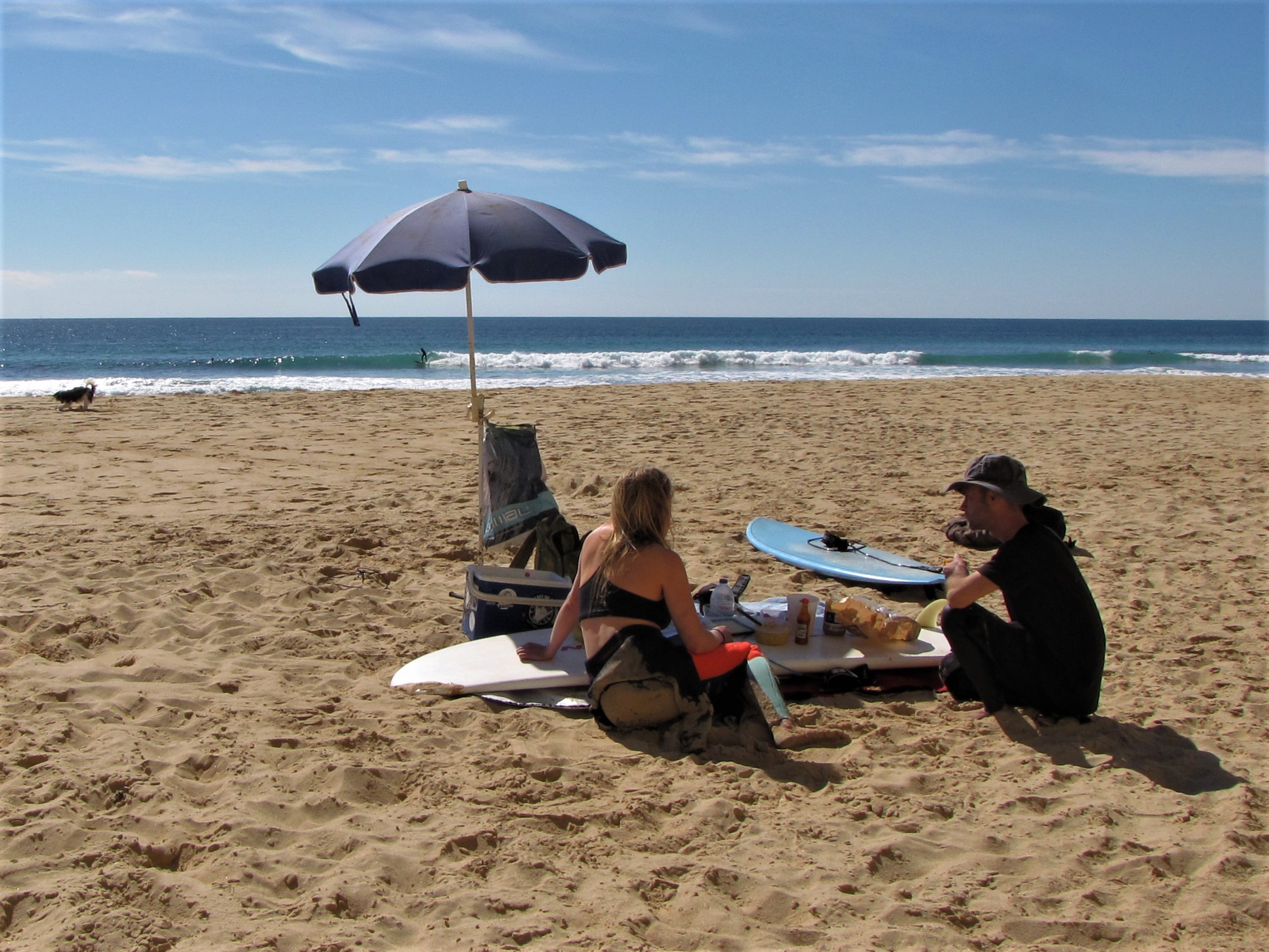 surf picknick in the sand on the beach of Praia da Luz
