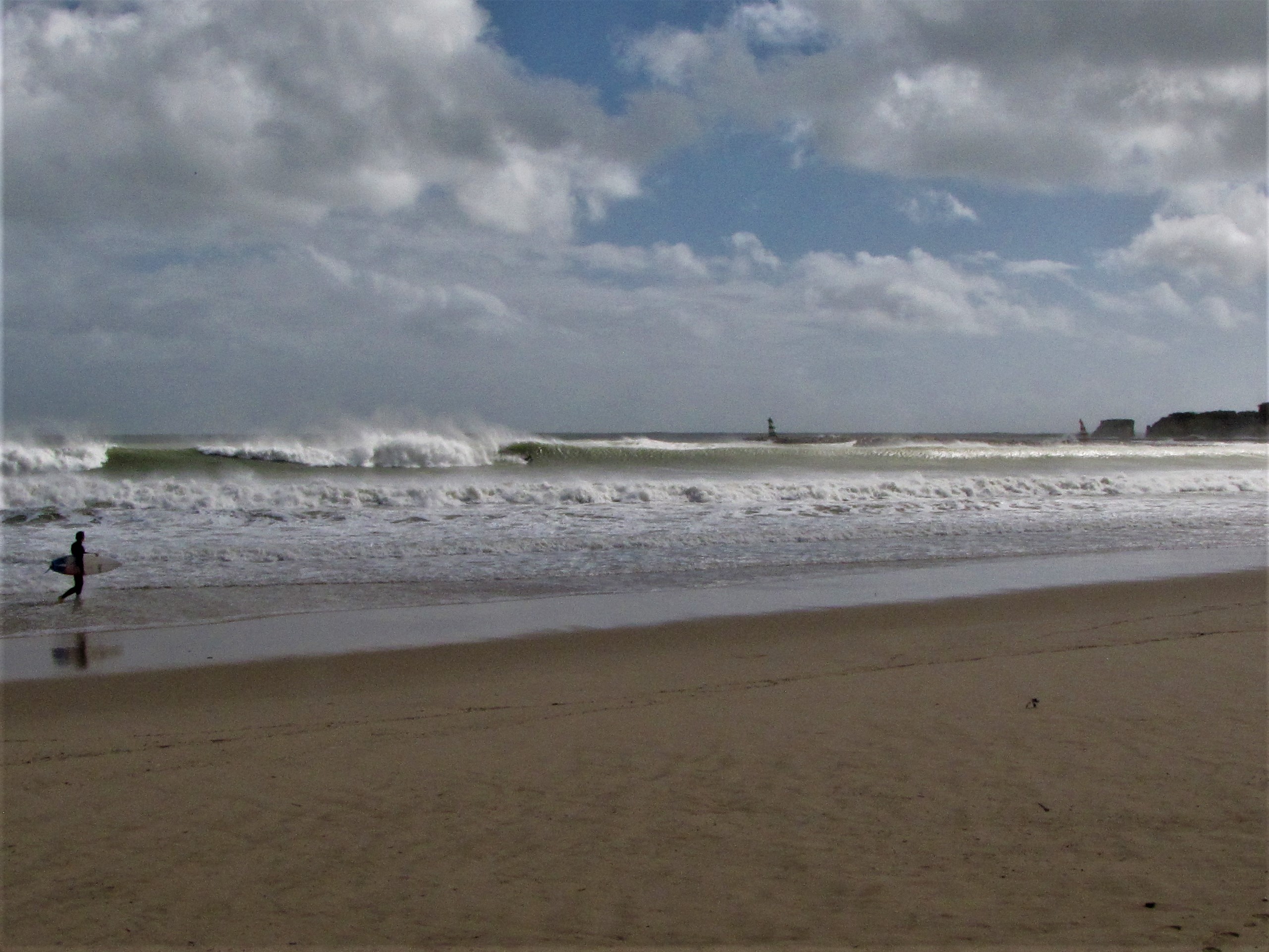 epic left hand wave surfed at meia praia