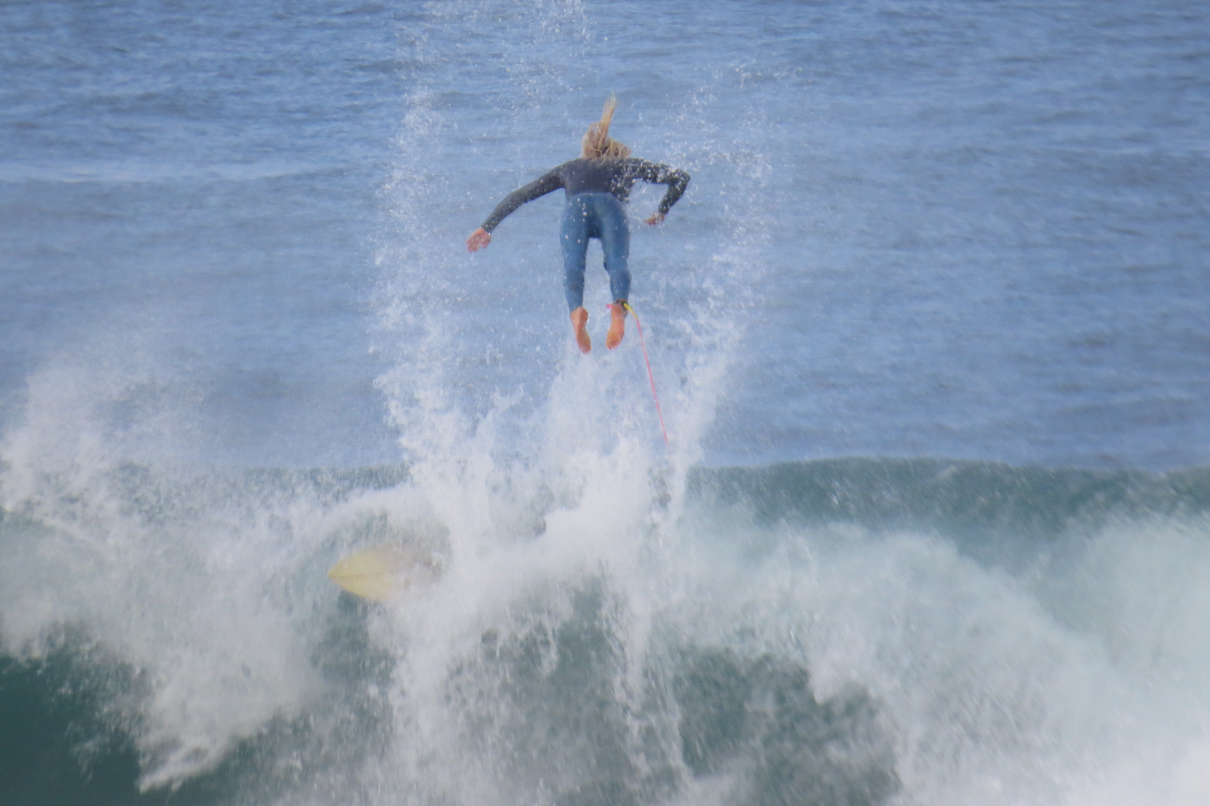 tonel surf kick out