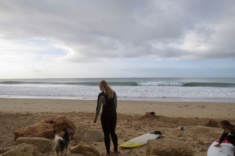 surfgirls getting ready porto de mos