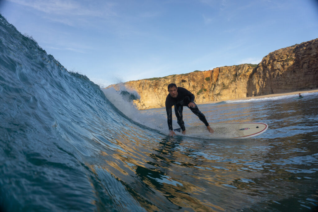 beliche-surfer-bottom-turn-surfguide-algarve