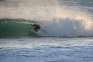 small-barrel-surfguide-algarve