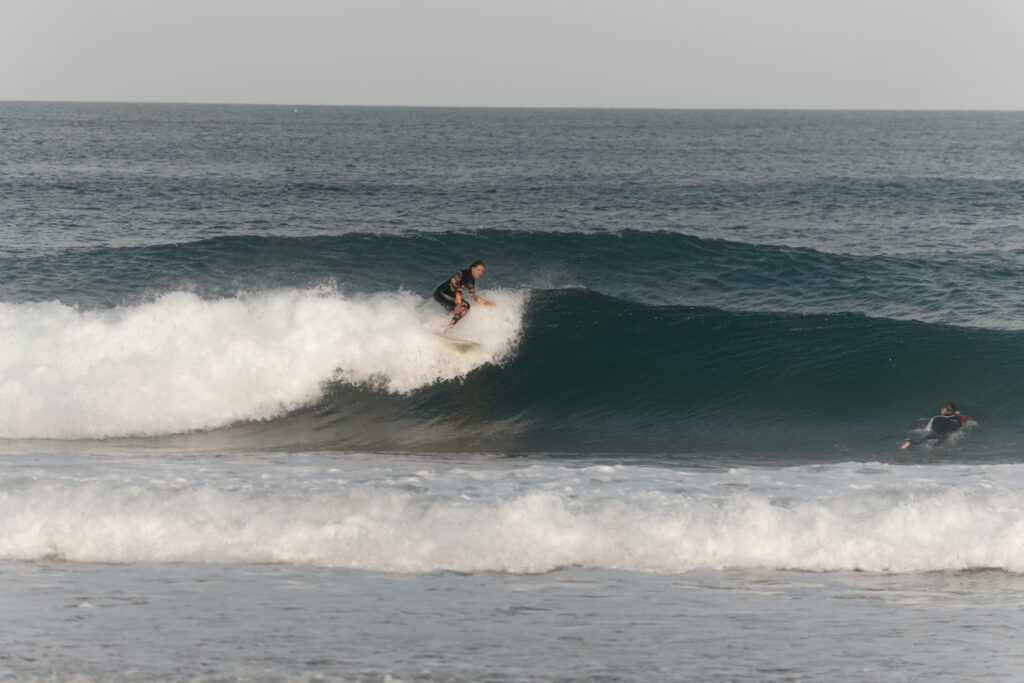 surfgirl-amado-surfguide-algarve-portugal