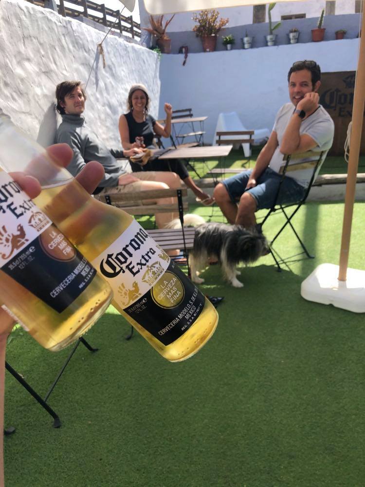 after-surf-beers-at-the-surfshop-Bunker-surfguide-algarve