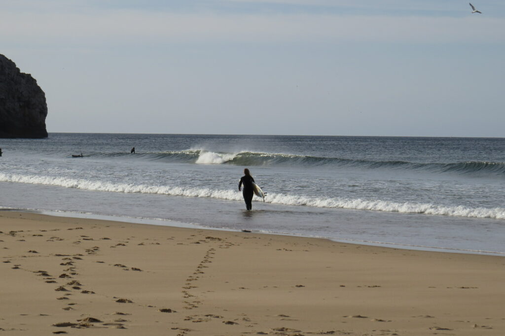 surfgirl-entering-line-up-of-zavial-surfguide-algarve