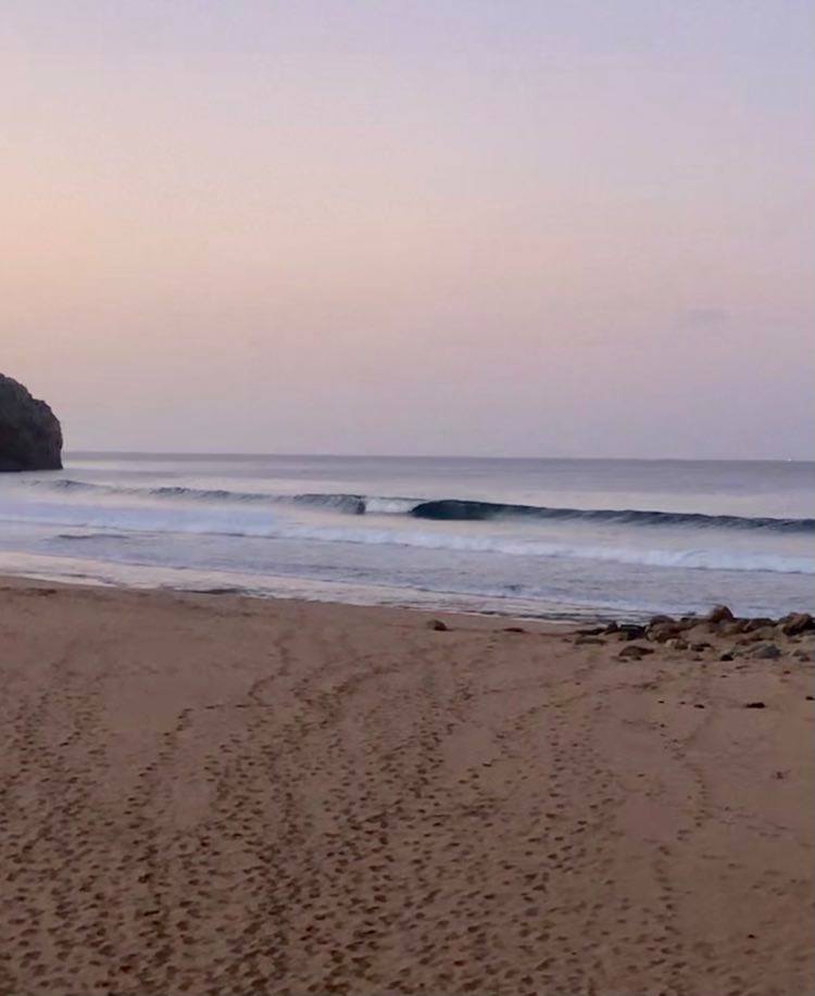 zavial-empty-surf-beach-surfguide-algarve