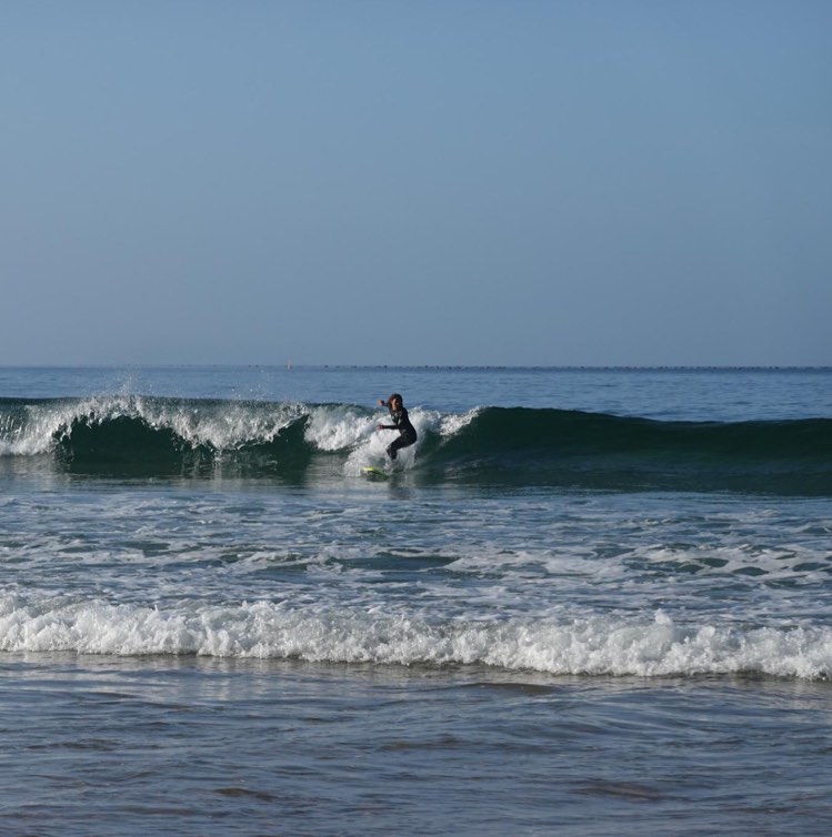 zavial-left-hand-wave-surfguide-algarve-guest