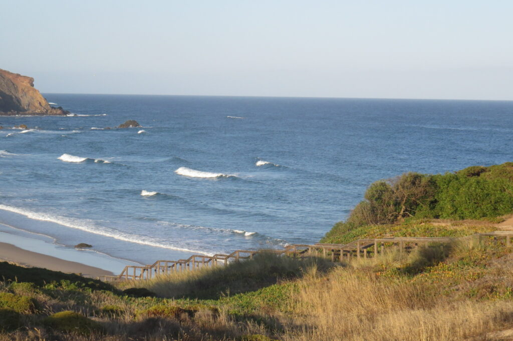 amado-surf-beach-surfguide-algarve-summer-waves