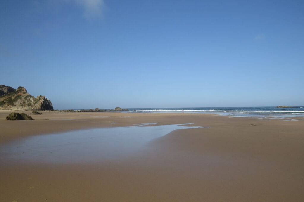 amado-surfbeach-empty-summer-surfguide-algarve