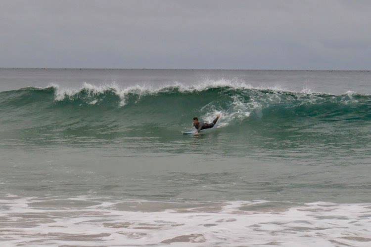 surfguide-algarve-guest-paddling-for-a-wave-at-zavial