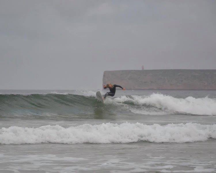 tonel-sagres-small-wave-turn-surfguide-algarve