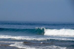 Righ-wave-empty-Tonel-Sagres-surfguide-algarve