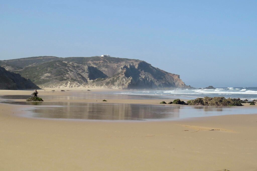 amado-surf-beach-summer-empty-surfguide-algarve