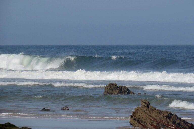 amado-surf-empty-left-surfguide-algarve-summer