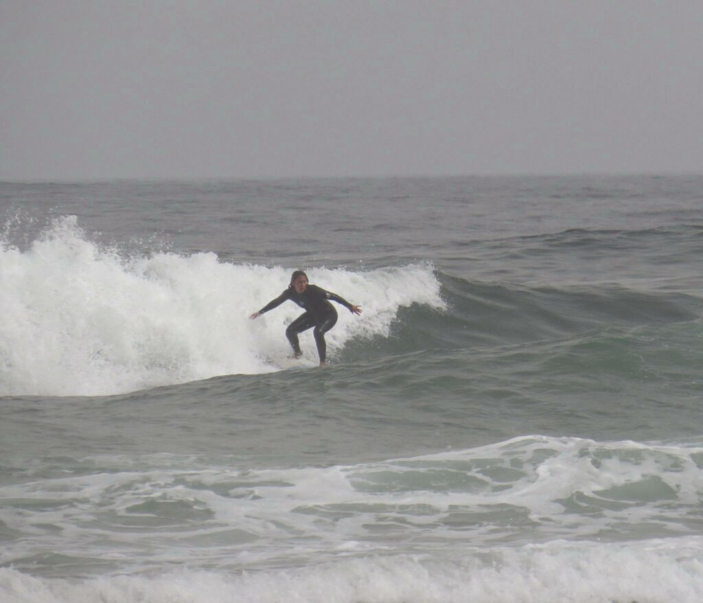 castelejo-surfer-girl-surfguide-algarve