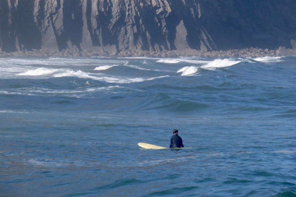 castelejo-surfer-waiting-surfguide-algarve