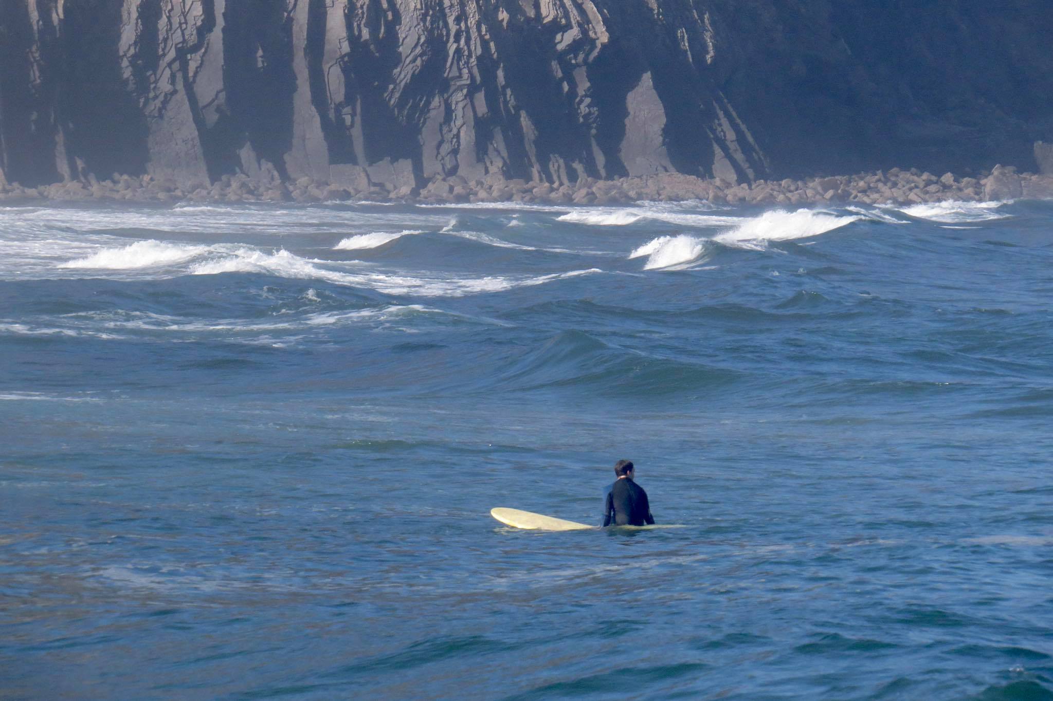 castelejo-surfer-waiting-surfguide-algarve