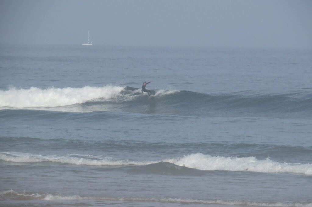 castelejo-surfing-clean-summer-wave-surfguide-algarve-