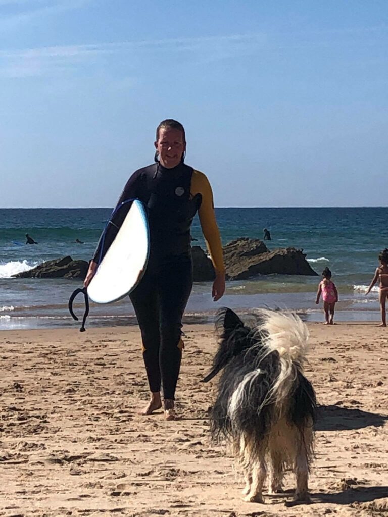 miss-surfguide-algarve-tonel-with-surfdog-