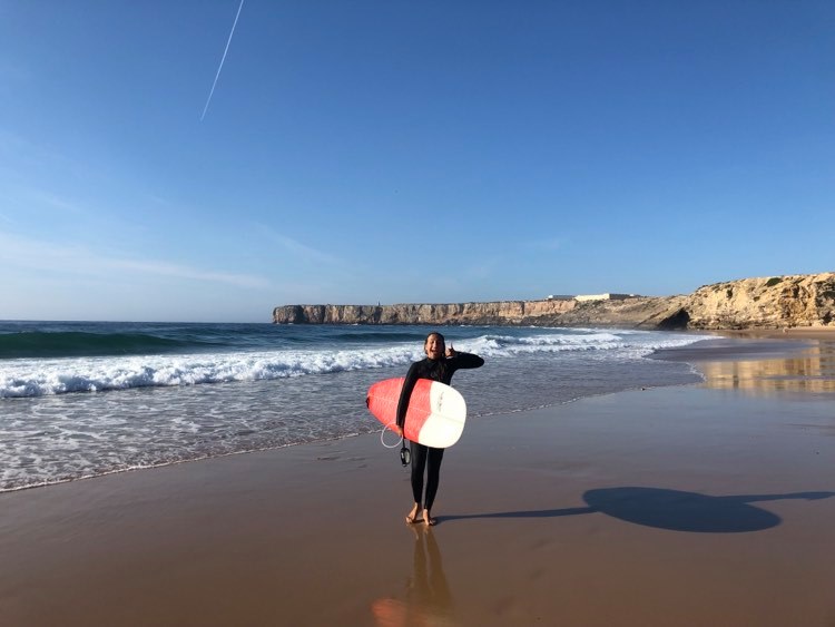 stoked-surfgirl-surfing-portugal-surfguide-algarve