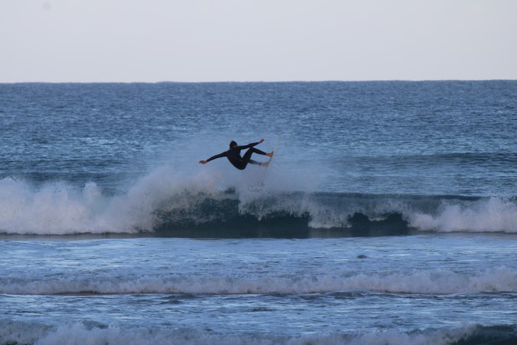 Cordoama-surfing-small-wave-big-move-surfguide-algarve