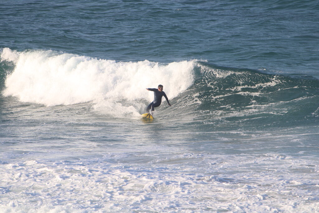 backside-bottom-turn-surfing-algarve-surfguide-crew