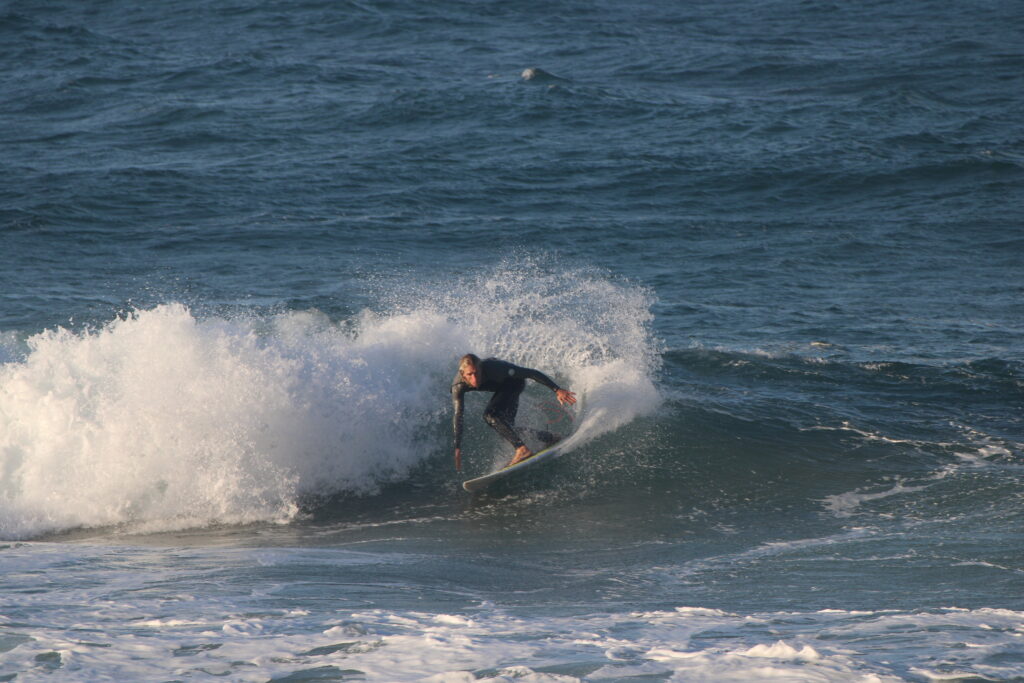 backside-surf-turn-surfguide-algarve