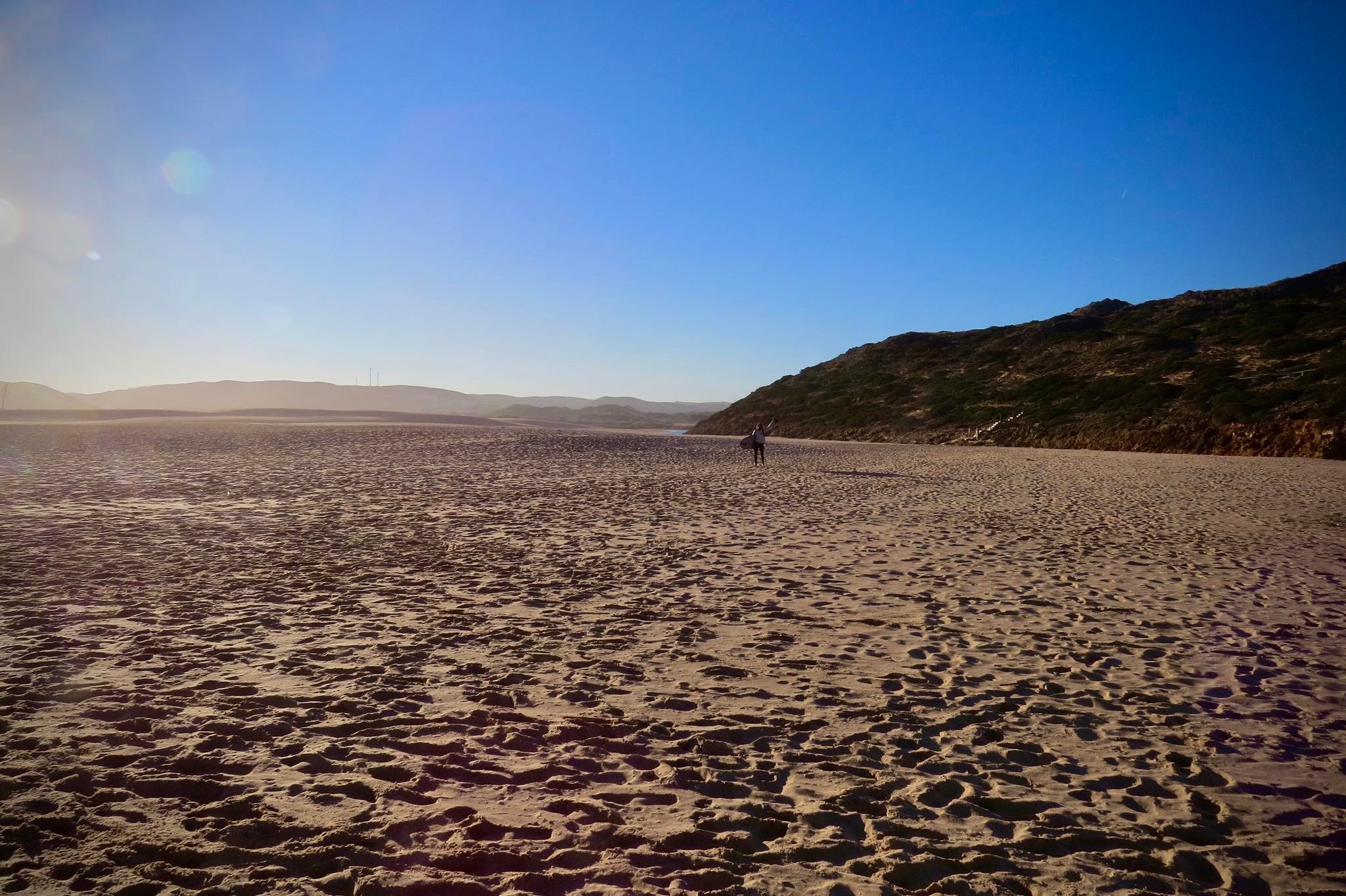 bordeira-beach-lonely-surfer-surfguide-algarve