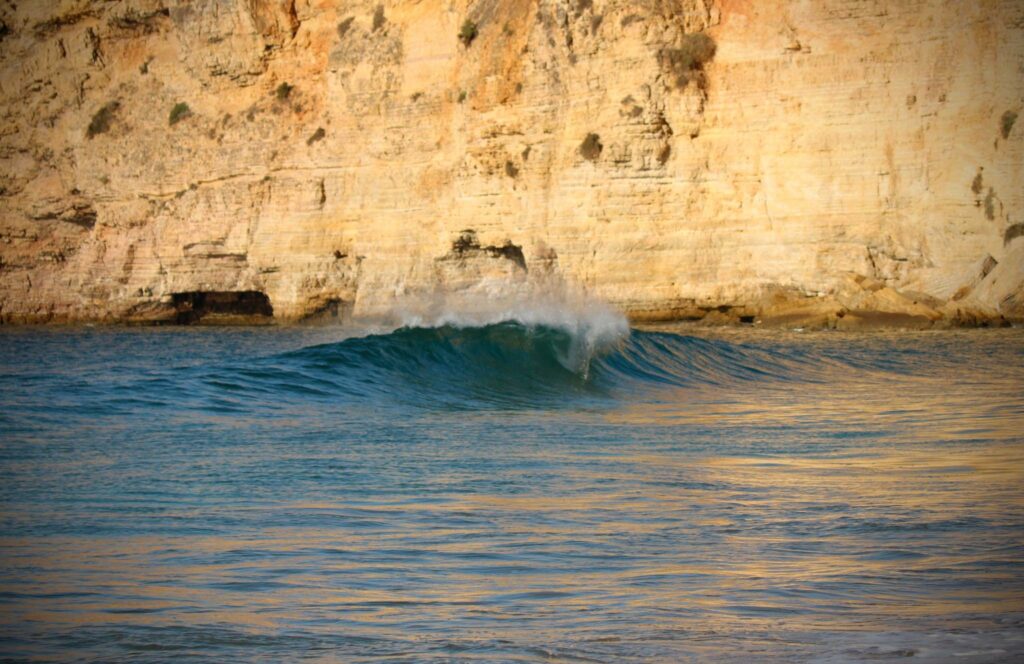 empty-perfect-wave-with-surfguide-algarve