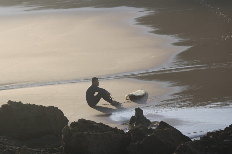 lonely-surfer-on-the-beach-algarve-surfguide-portugal