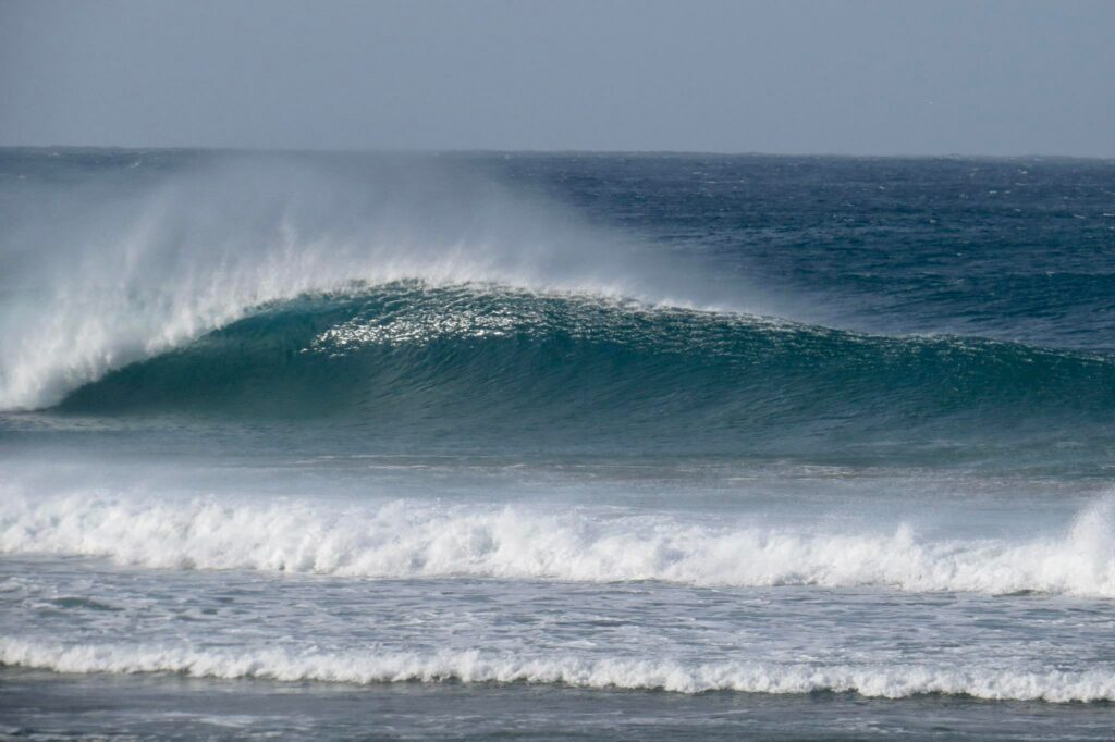 perfect-wave-surfguide-algarve-barrel-tube-offshore-empty
