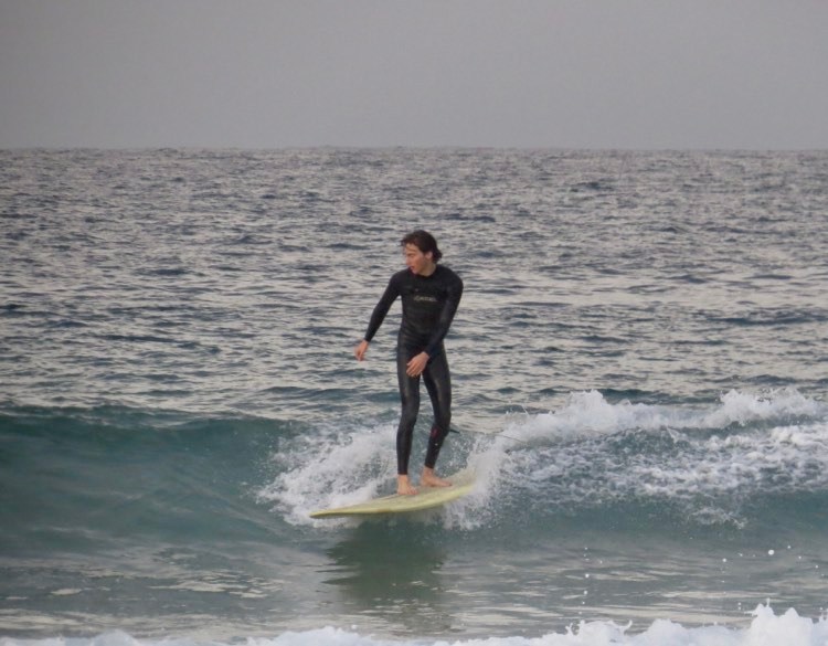 styling-on-the-single-fin-in-tonel-sagres-with-surfguide-algarve