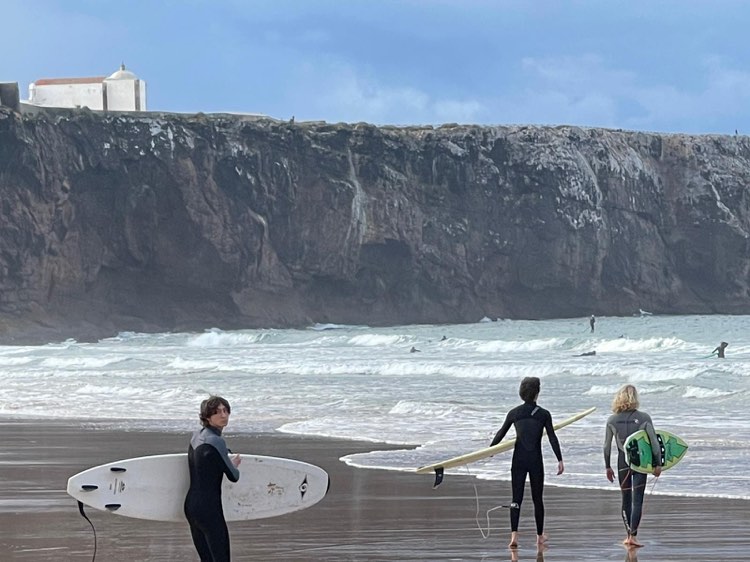 surfguide-algarve-doing-his-job-in-sagres-tonel-