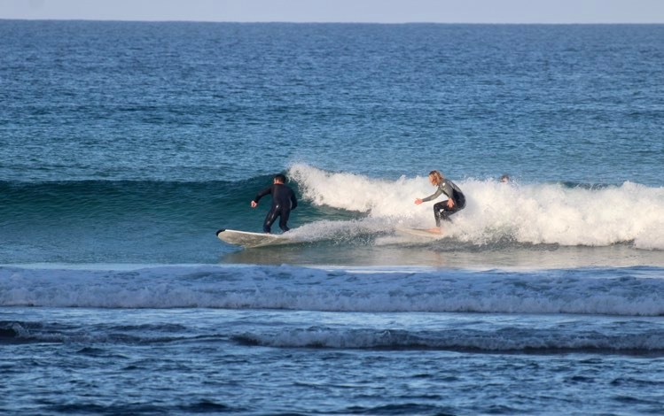 surfguide-algarve-sharing-the-stoke-party-wave-cordoama