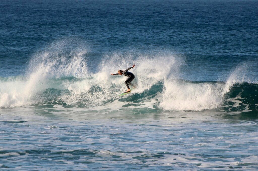 surfing-snap-backside-with-surfguide-algarve