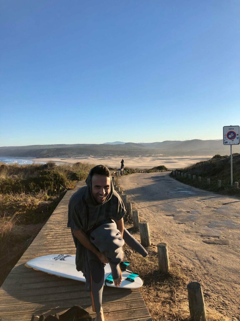 wetsuit-on-praia-bordeira-surf-Portugal-surfguide-algarve