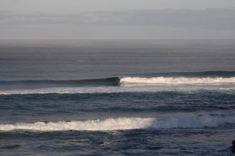 perfect-empty-waves-a-surfers-dream-with-surfguide-algarve