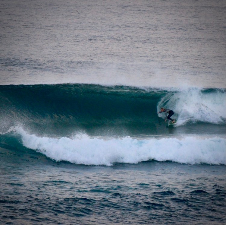 stalling-for-the-barrel-surfguide-algarve-perfect-wave