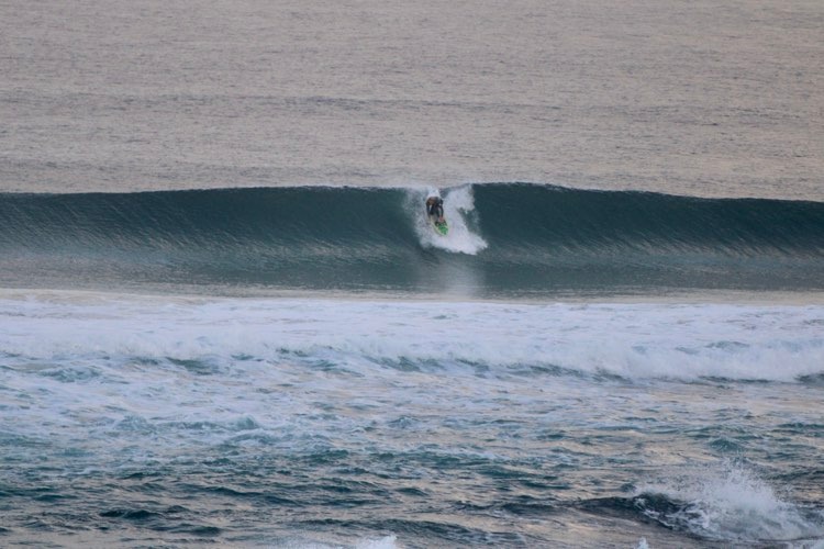 steep-drop-perfect-wave-algarve-surfguide-portugal