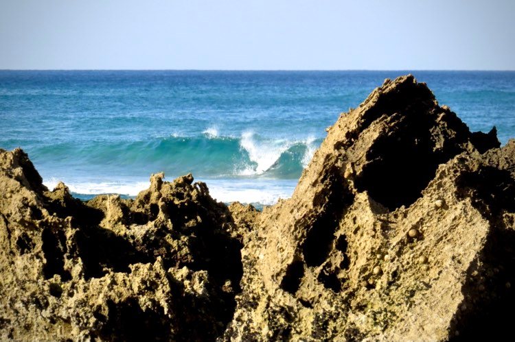 empty right hand wave Surfguide Algarve