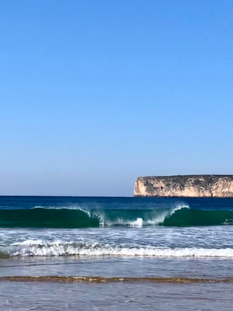 wave smiling Surfguide Algarve Sagres Portugal Beliche