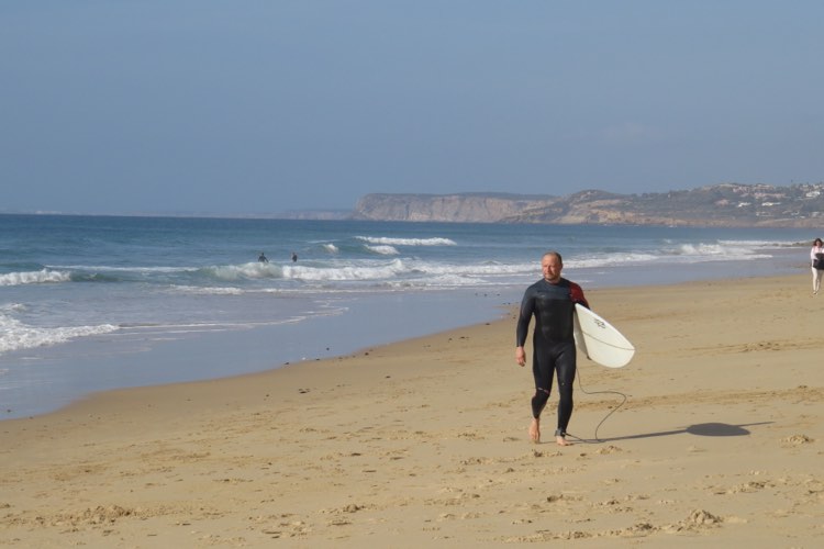 surf guide algarve guest on the beach Porto de Mos