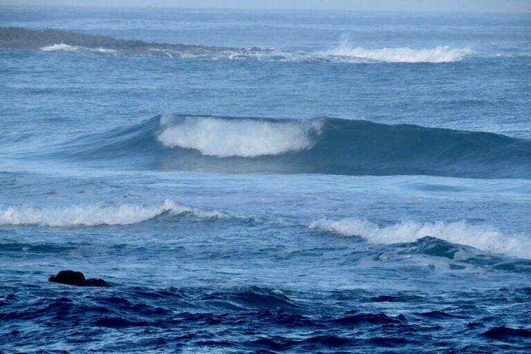 clean empty wave amado. surf guide algarve