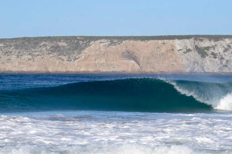 Beliche surfing empty wave
