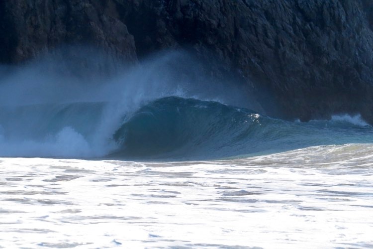 beliche surfing heavy left