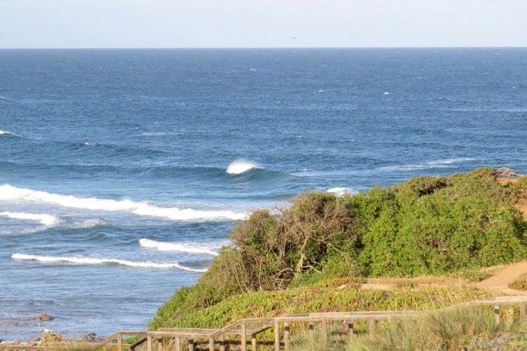 empty waves amado beach surf guide algarve