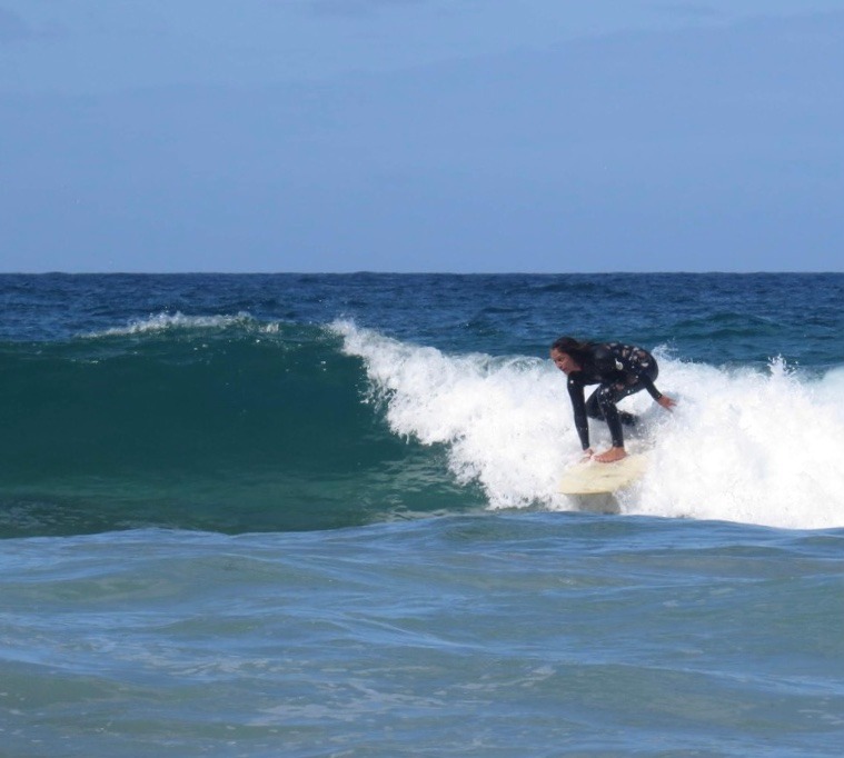beliche surfing surfer girl surf guide algarve