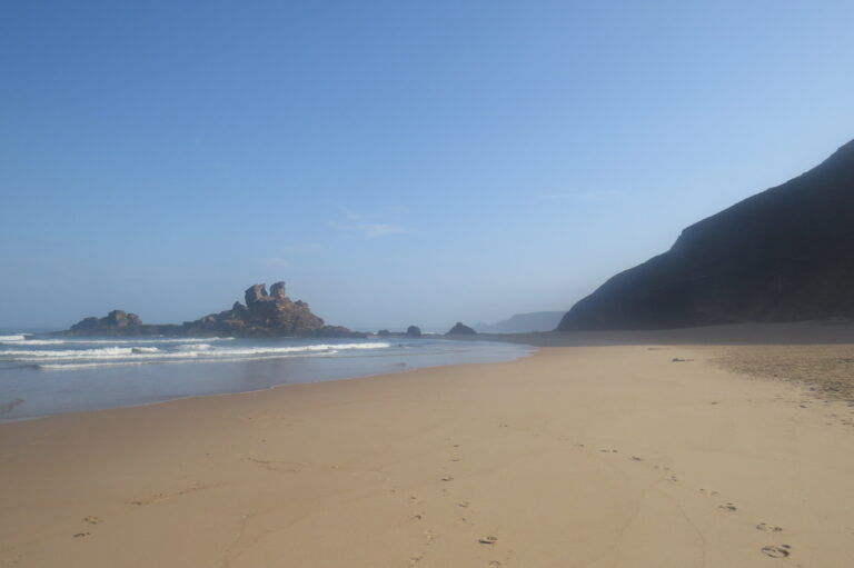 castelejo beach empty surf guide algarve