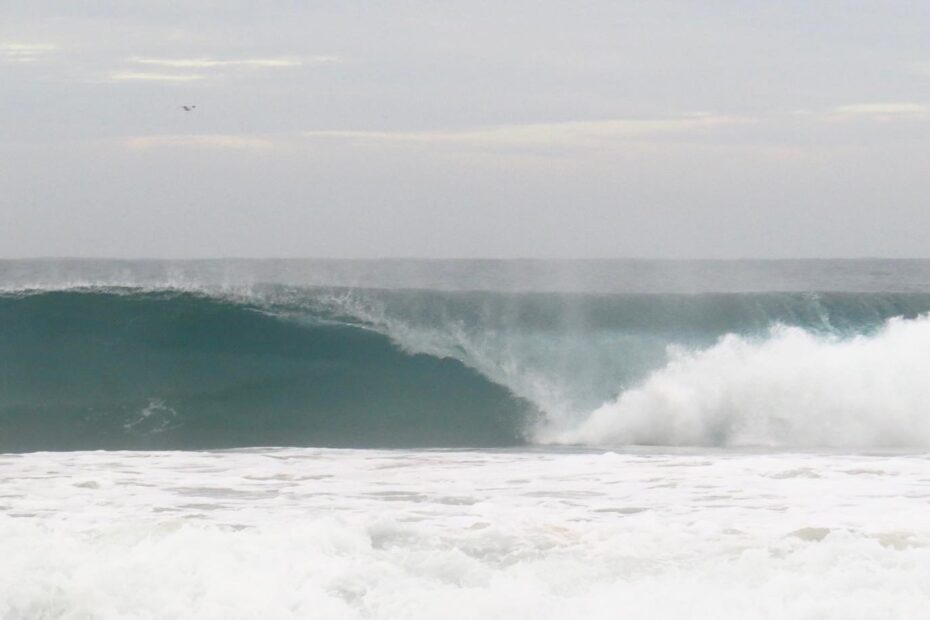 perfect wave barrel surf guide algarve