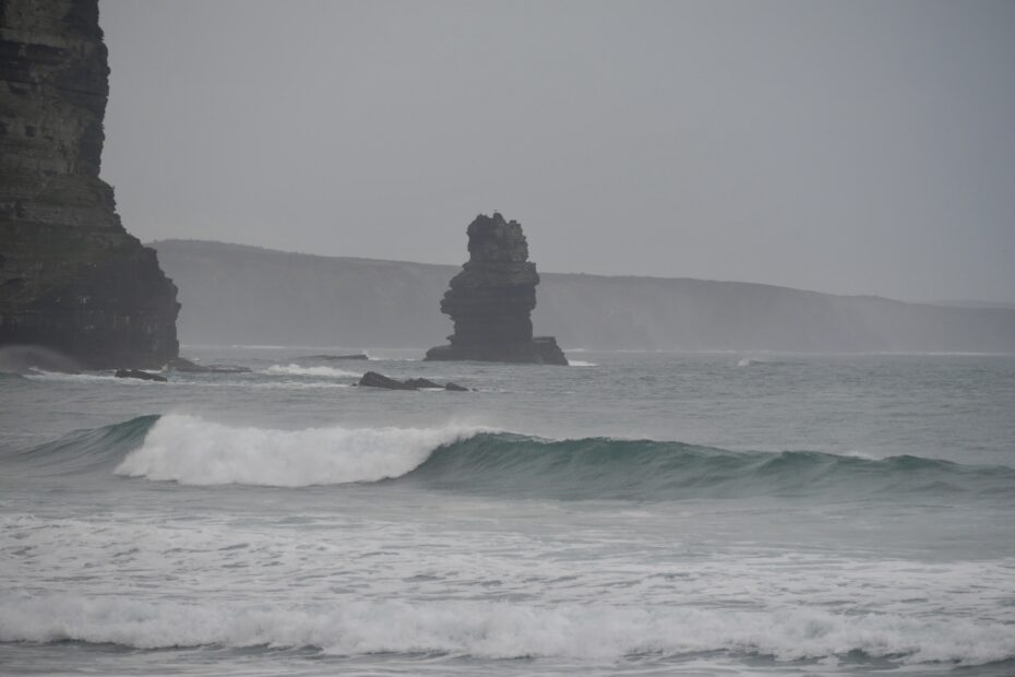 Arrifana empty waves surf guide algarve